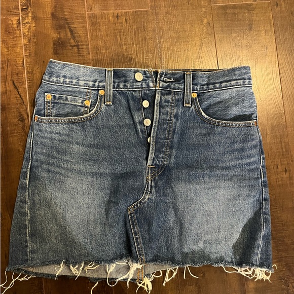 Levi’s Mini Skirt - Picture 1 of 3